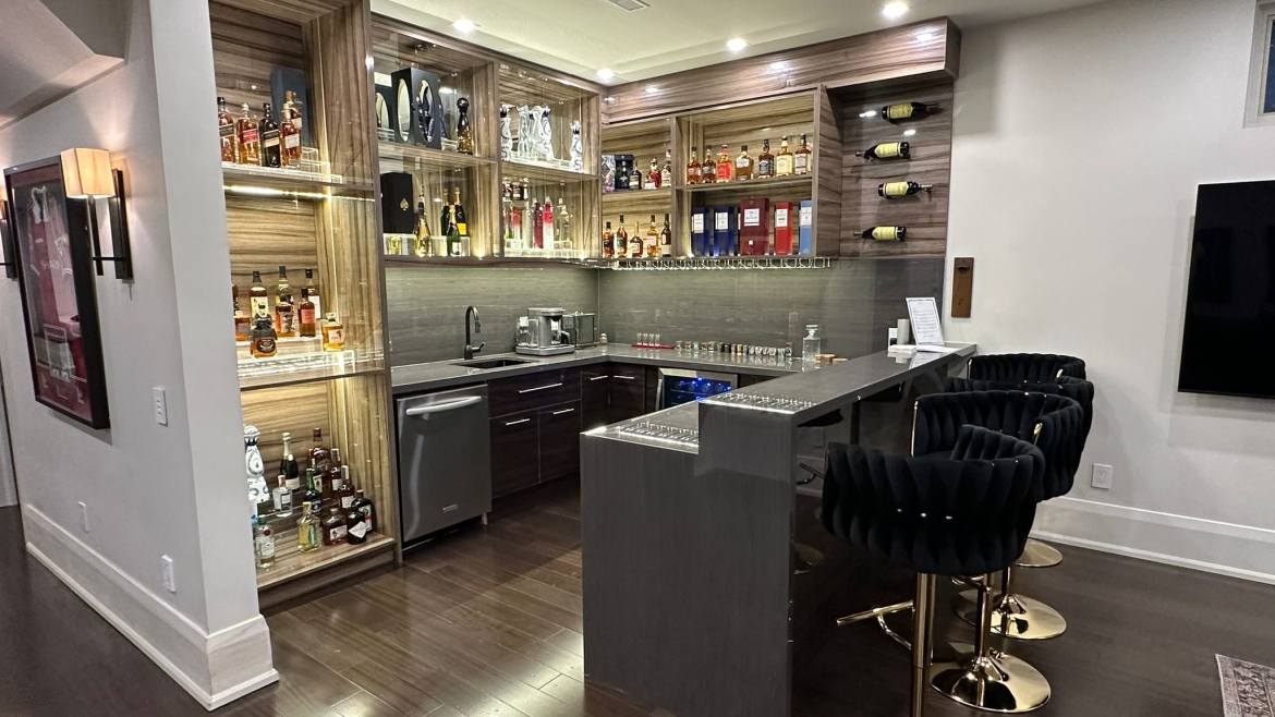 529 Lakeshore Custom Bar