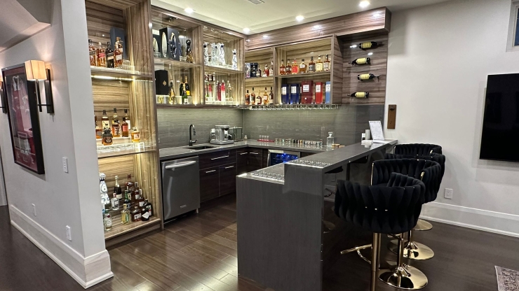 529 Lakeshore Custom Bar